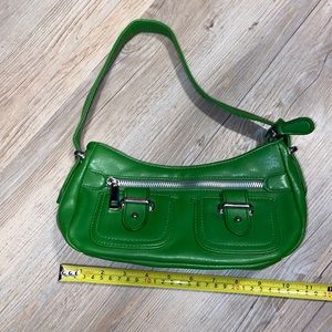 Super cute green vintage purse! Minimal wear! Unique